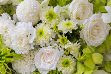 Obraz na płótnie Canvas roses and white chrysanthemum fresh flower