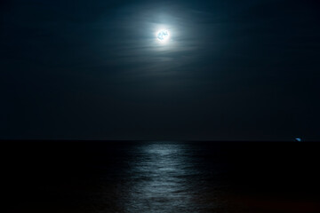 Fototapeta na wymiar Noche de luna llena 