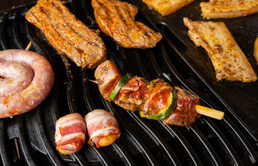 Wurst und Fleischsorten auf einem Gasgrill