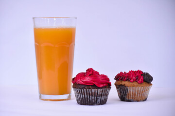 passion juice with cup cakes