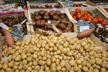 étal de pommes de terre sur un marché