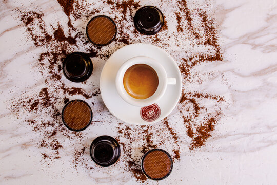 Caffè fotografato dall'alto con la polvere di caffè intorno e con le capsule © Vincenzo VAD