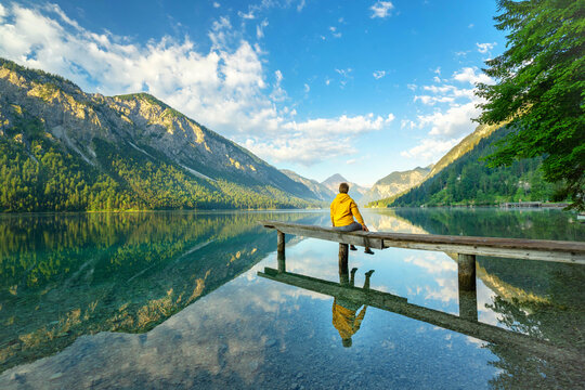 entspannt am See sitzen