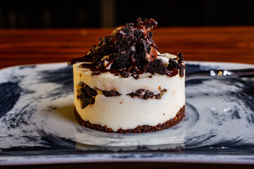 Torta cheescake al gusto di biscotto oreo in monoporzione