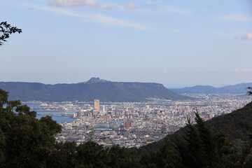 五剣山を背負う高松市の風景