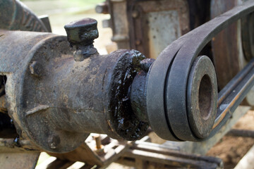 Pulleys and power transmission belts are installed in the engine.