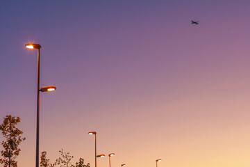 Un avión sobrevuela el cielo al atardecer