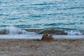 El mar se lleva un castillo de arena