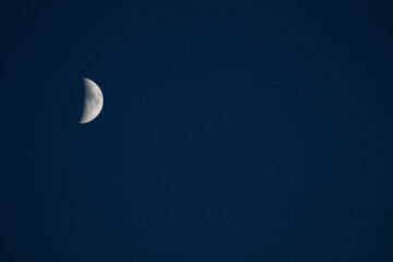 Obraz na płótnie Canvas Luna creciente en cielo azul