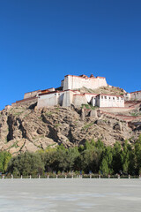 Fototapeta na wymiar View of Gyantse Dzong, also known Gyangze Castle built on a huge spur of grey brown rock in Tibet, China