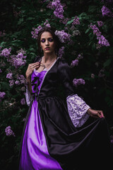 Obraz na płótnie Canvas Lady in black and purple baroque dress