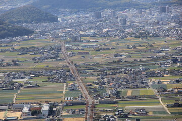 手前は農地の比率が高く、奥は建物が密集する地域の風景