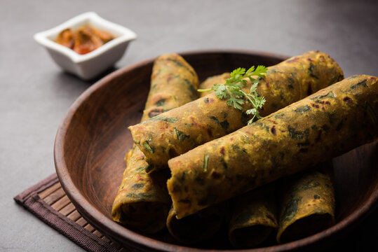 Palak paratha or Spinach flatbread&nbsp;is a Popular Indian breakfast menu