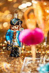 Nussknacker Weihnachtsbaumschmuck mit goldener Dekoration