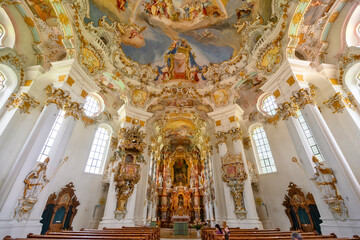 Fototapeta na wymiar Der prachtvoll ausgeschmückte Innenraum der Wieskirche in Bayern