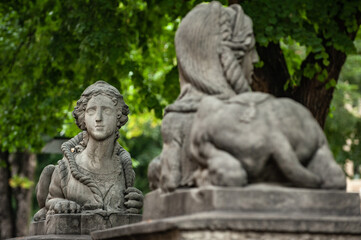 Fototapeta na wymiar 2 Skulpturen Sphinx stehen sich gegenüber in Ulm