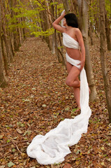 frau im wald nackt akt künstlerisch