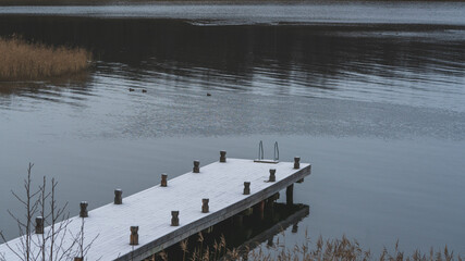 Schneebedeckter Steg in See