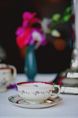 altes Porzelan,Vintage Geschirr mit Blumenbokeh;