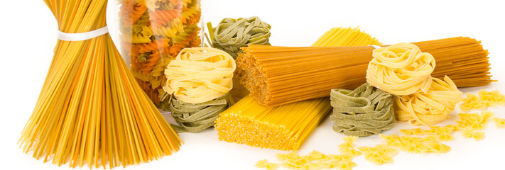 verschiedene Nudelarten isoliert