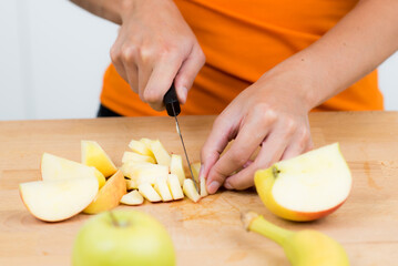 frau schneidet apfel klein