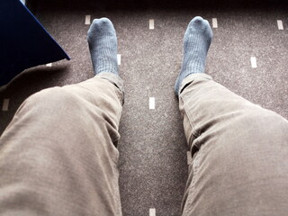 Hosenbeine und graue Socken auf farblich passendem Teppichboden in einem Hotel am Alexanderplatz in...
