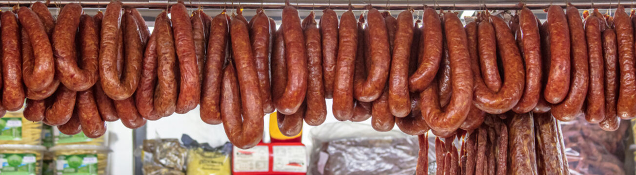 Lingui&ccedil;a defumada pendurada no mercado