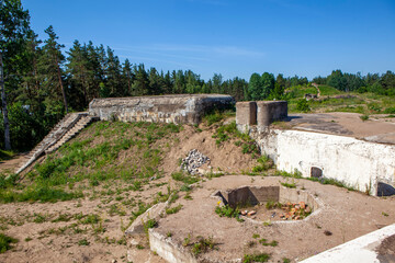 Remains of a cannon yard with batteries for 6-inch (152 mm) Canet guns. Built in 1912. Fort 