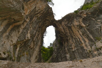 Agujero en montaña ruta del cares.