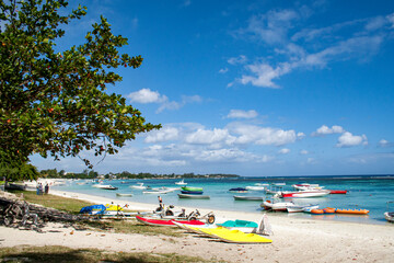 Strand mit Fischerbooten im Südwesten der Insel Mauritius