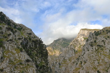 Montañas y cielo ruta del cares.