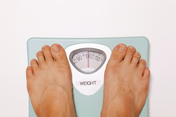 体重計に乗る