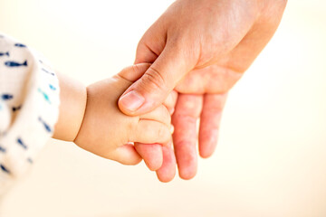 母親と赤ちゃんが手をつなぐ　親子の触れ合い