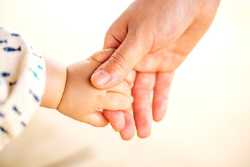 母親と赤ちゃんが手をつなぐ　親子の触れ合い