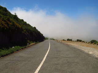 Fototapeta na wymiar Droga w obłokach na Maderze, Portugalia