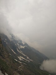 Obraz premium Foggy and snowy mountain trekking