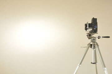 アンティーク 二眼レンズ フィルムカメラとフランス製 三脚をレイアウト（明るい壁と コピースペース）