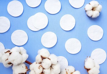 Cotton cotton cotton discs on a blue background. Cosmetology and medicine. Taking care of yourself.