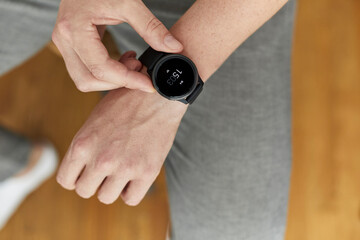 Person, die eine Sportuhr/Smartwatch bedient