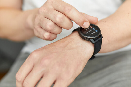 Person, die eine Sportuhr/Smartwatch bedient