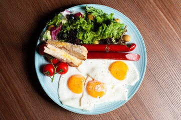 breakfast scrambled eggs, sausages, salad mix
