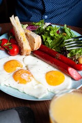 breakfast scrambled eggs, sausages, salad mix
