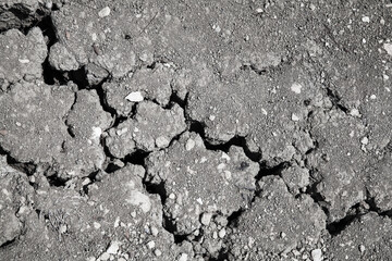 Cracked road pavement consisting of crushed rock