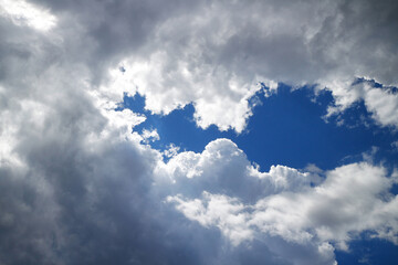 Nuvole nel cielo azzurro