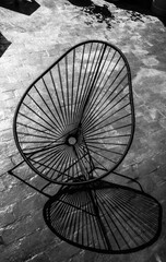 Chaise acapulco et ombres sur terrasse