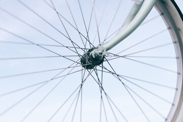 Obraz premium Close-up of a bicycle wheel on a blue sky