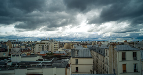 Vue de Paris, ciel gris et nuageux