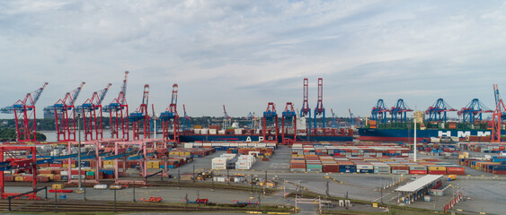 Luftaufnahme vom Container Terminal Eurogate Burchardkai in Hamburg, Beladen und Entladen von diversen Reederei Containern und der Hamburger Güterbahnhof