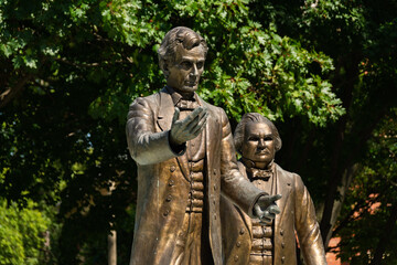 Fototapeta na wymiar Lincoln and Douglas Statues