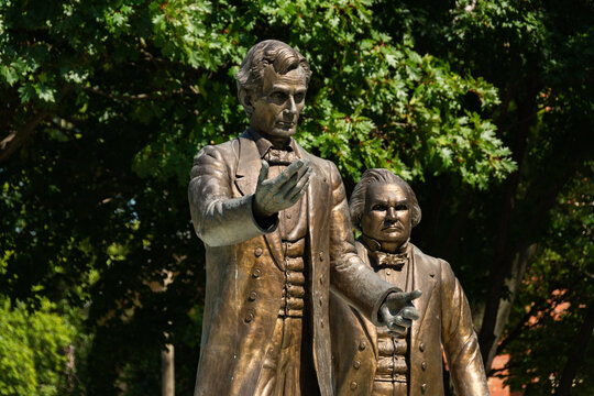 Lincoln And Douglas Statues